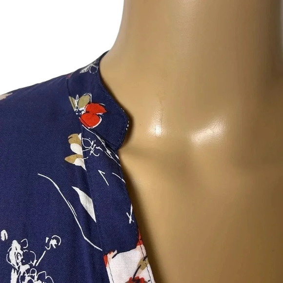 Suzy Shier Blue floral wrap dress ,
tie waist, button front ,seam pockets,EC - Picture 8 of 12